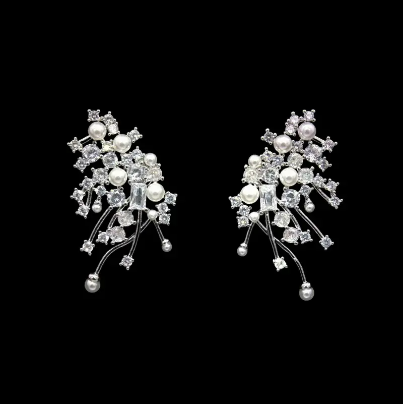 Zilverkleurige Fantasie Oorbellen met Parels en Zirkonia Stenen