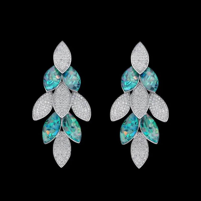 Zilverkleurige gerhodineerde oorbellen met blauw-groene parelmoer en zirkonia stenen
