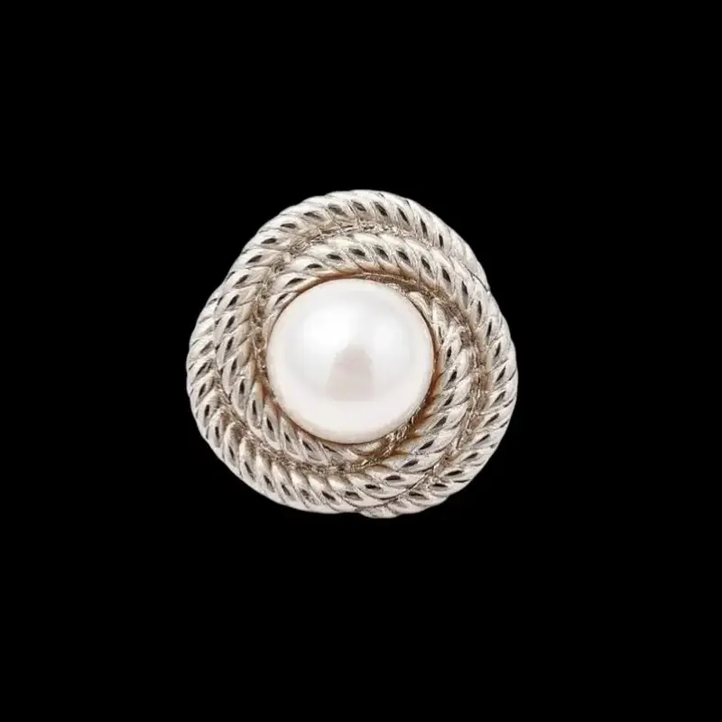 Zilverkleurige Knot Broche met Witte Imitatieparel