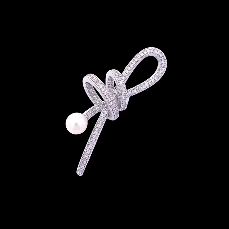 Zilverkleurige Knot Broche met Zoetwaterparel en Zirkonia Stenen