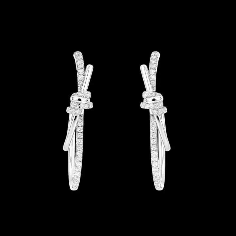 Zilverkleurige knot oorbellen met zirkonia stenen