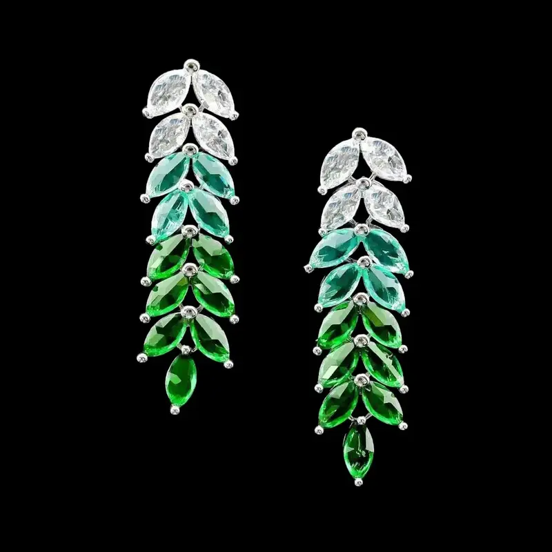 Zilverkleurige Lange Oorbellen met Groene Zirkonia Stenen