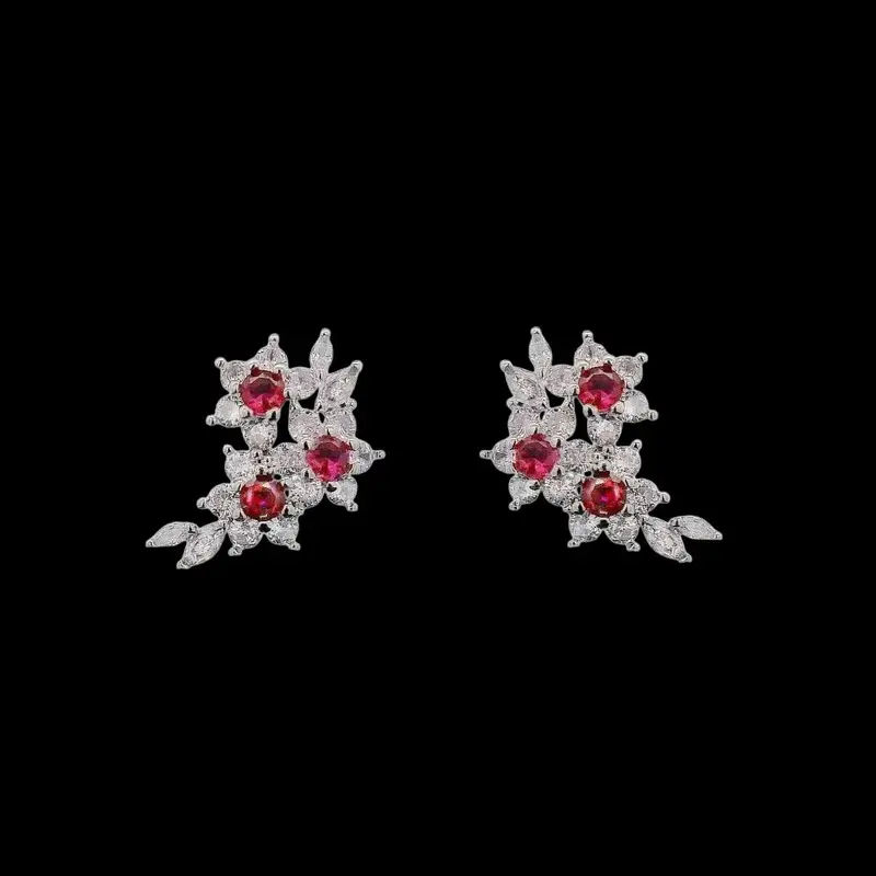 Zilverkleurige Multibloem Oorbellen met Rode Zirkonia Stenen