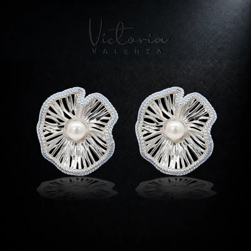 Zilverkleurige Ninfea Clip Oorbellen met Emaille en Parels