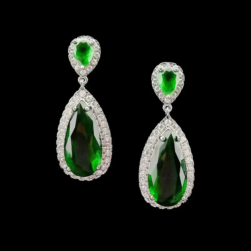 Zilverkleurige Oorbellen met Groene Zirkonia Stenen
