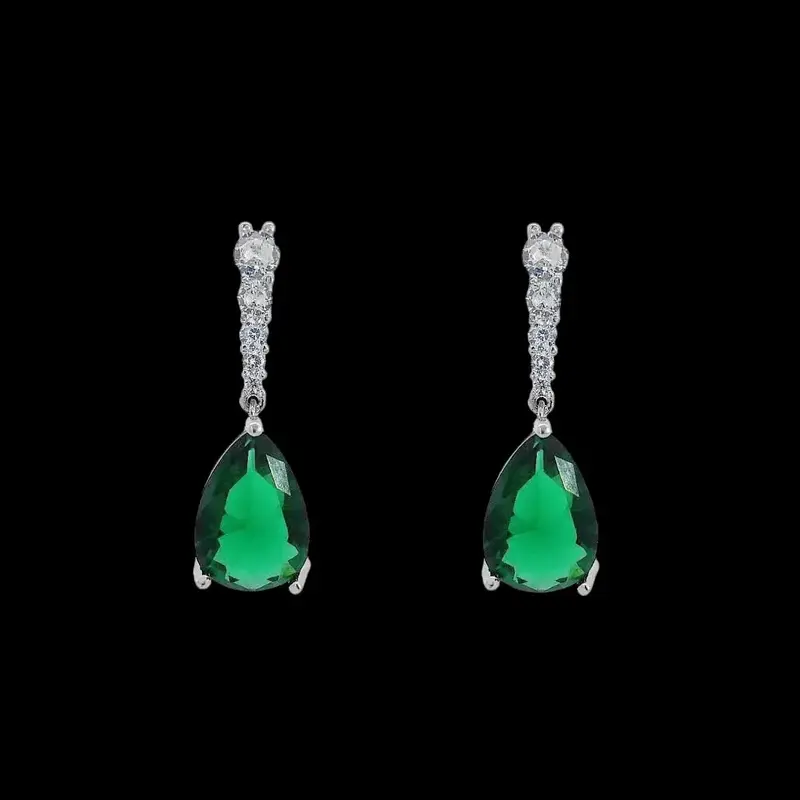 Zilverkleurige oorbellen met peervormige groene zirkonia stenen.