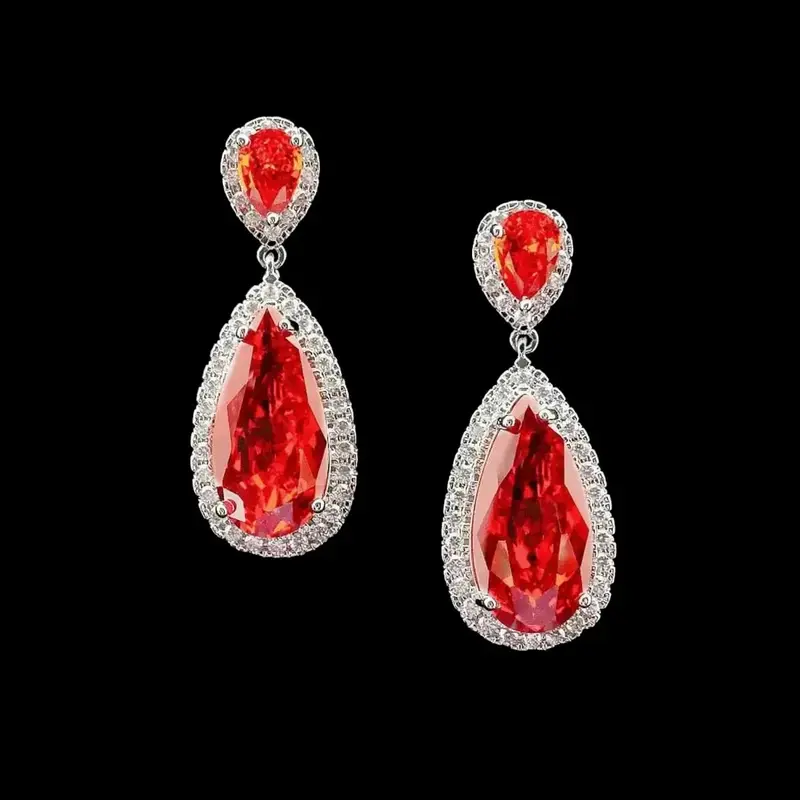 Zilverkleurige Oorbellen met Rode Zirkonia Stenen