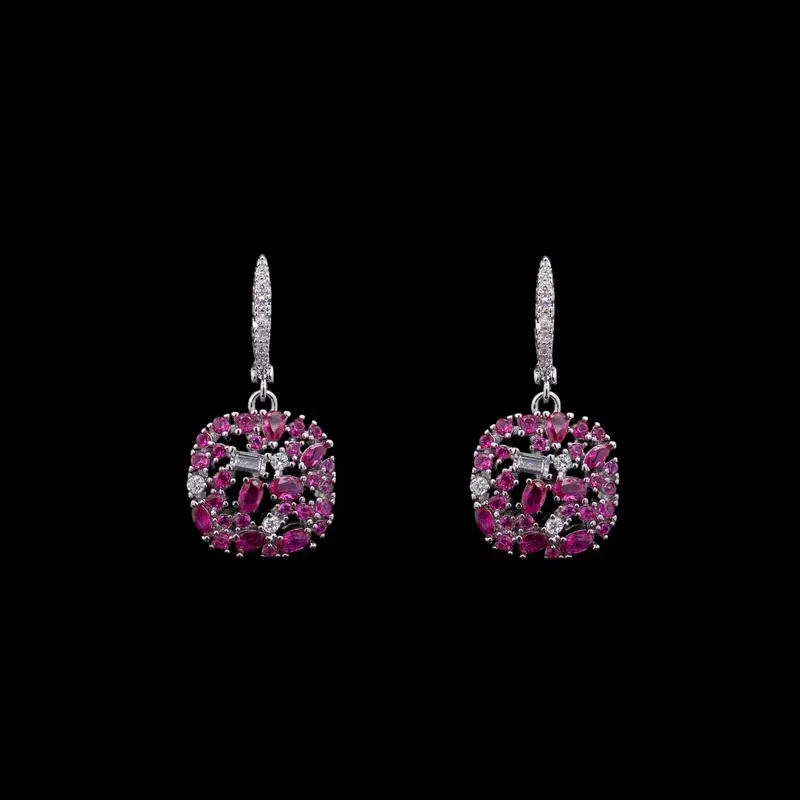 Zilverkleurige Oorbellen met Roze en Witte Zirkonia Stenen