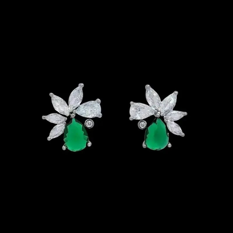 Zilverkleurige oorbellen met witte en groene zirkonia’s