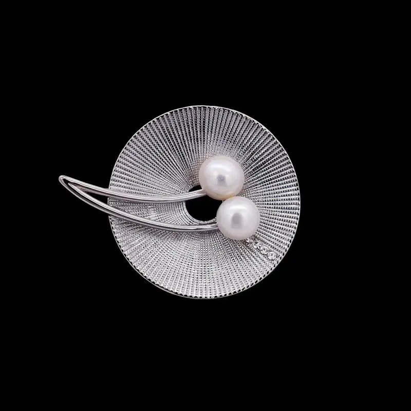 Zilverkleurige Schijf Broche met Zoetwater Parels en Zirkonia Stenen