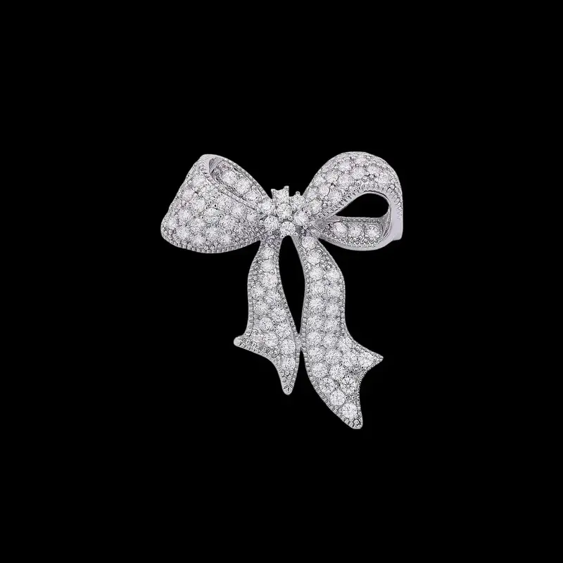 Zilverkleurige Strik Broche met Pavé Zirkonia Stenen
