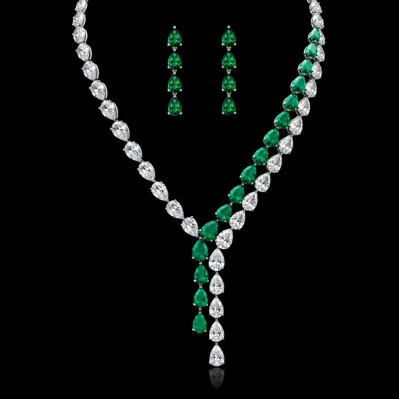 Zilverkleurige Verde Eleganza Collier en Oorbellen met Smaragdkleurige Zirkonia Stenen
